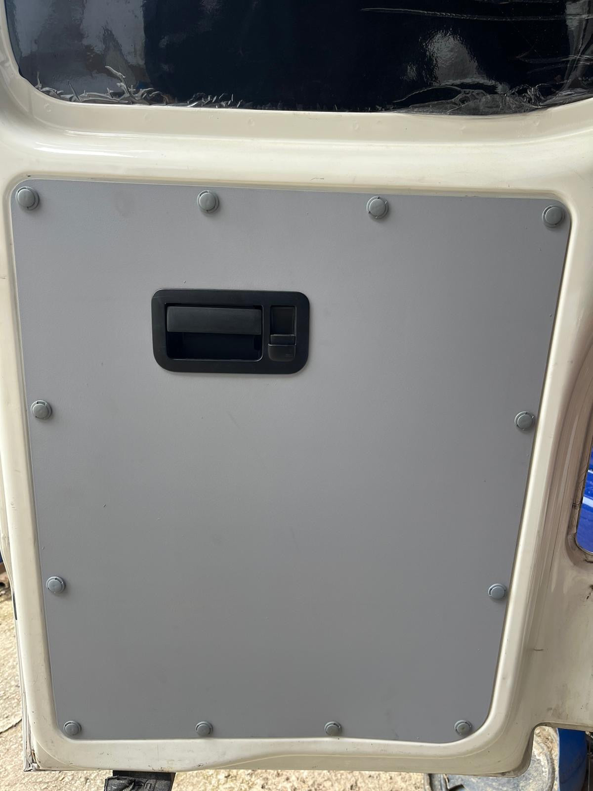 Double panel for double rear doors